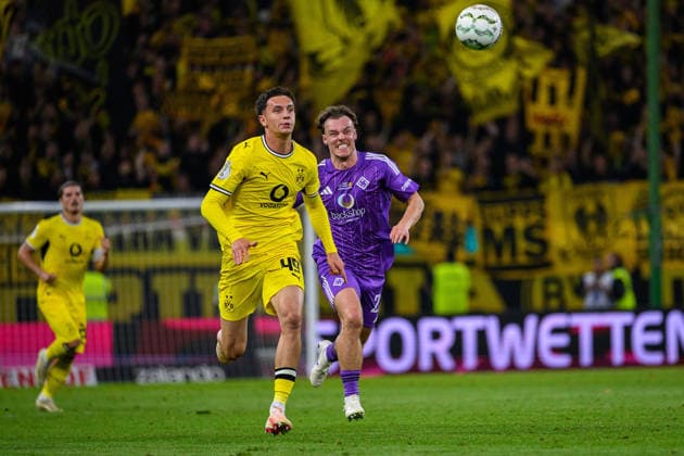 Fußball I Saison 2026-2027 I DFB-Pokal I 1. Runde I HEBC - Borussia Dortmund I 01.09.2026 Luca Reggiani (49, Borussia Dortmund), Moses Magens (22, HEBC Hamburg) Hamburg Volksparkstadion Hamburg Deutschland *** Soccer 2026–2027 Season DFB Cup First Round HEBC vs. Borussia Dortmund September 1, 2026 Luca Reggiani 49, Borussia Dortmund; Moses Magens 22, HEBC Hamburg Hamburg Volksparkstadion, Hamburg, Germany Copyright: xLobecax xHenningxRohlfsx