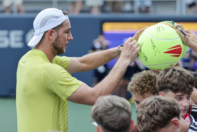 Jan-Lennard Struff schreibt Autogramme fuer die Fans nach seinem Sieg, US Open Championships, Billie Jean King National Tennis Center, Flushing Meadows, New York, USA . *** Jan Lennard Struff signs autographs for fans after his victory, U.S. Open Championships, Billie Jean King National Tennis Center, Flushing Meadows, New York, USA Copyright: xJuergenxHasenkopfx