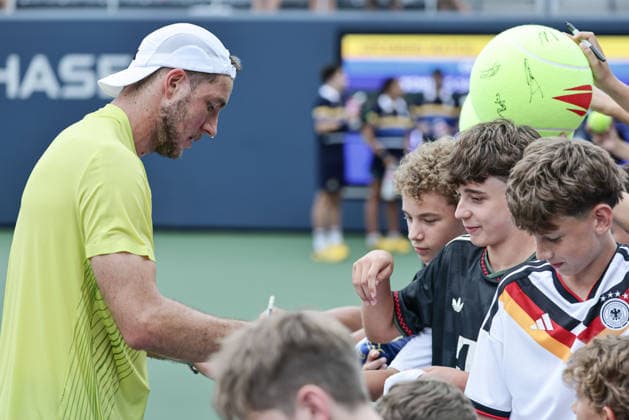 Jan-Lennard Struff schreibt Autogramme fuer die Fans nach seinem Sieg, US Open Championships, Billie Jean King National Tennis Center, Flushing Meadows, New York, USA . *** Jan Lennard Struff signs autographs for fans after his victory, U.S. Open Championships, Billie Jean King National Tennis Center, Flushing Meadows, New York, USA Copyright: xJuergenxHasenkopfx