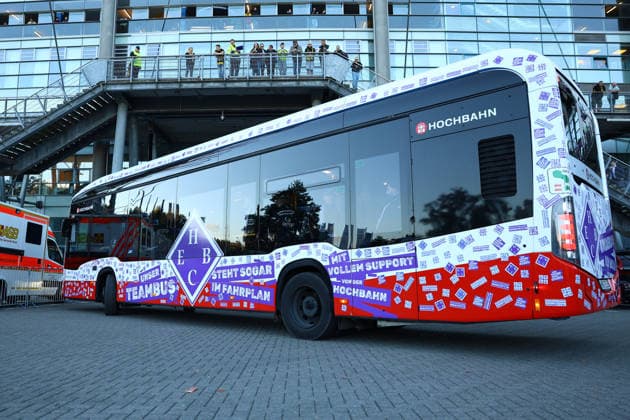 In einem Bus der Hochbahn reiste HEBC zum Volksparkstadion. Fußball I Herren I DFB-Pokal I Saison 2026-2027 I 1. Runde I HEBC - Borussia Dortmund I 01.09.2026 I Volksparkstadion *** HEBC traveled on a Hochbahn bus to the Volksparkstadion: Men s Soccer I DFB Cup I 2026–2027 Season I First Round I HEBC vs. Borussia Dortmund I September 1, 2026 I Volksparkstadion