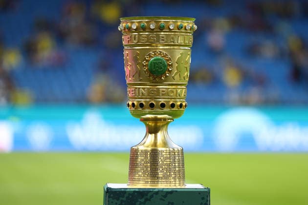 Der DFB-Pokal auf einem Aufsteller im Volksparkstadion. Fußball I Herren I DFB-Pokal I Saison 2026-2027 I 1. Runde I HEBC - Borussia Dortmund I 01.09.2026 I Volksparkstadion *** The DFB Cup on a display stand at the Volksparkstadion Soccer I Men s I DFB Cup I 2026–2027 Season I First Round I HEBC Borussia Dortmund I September 1, 2026 I Volksparkstadion