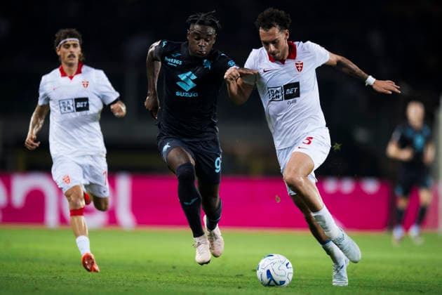 Torino FC v AC Monza - Coppa Italia Duvan Zapata of Torino FC competesfor the ball with Lorenzo Lucchesi of AC Monza during the Coppa Italia football match between Torino FC and AC Monza. Turin Italy Copyright: xNicolòxCampox