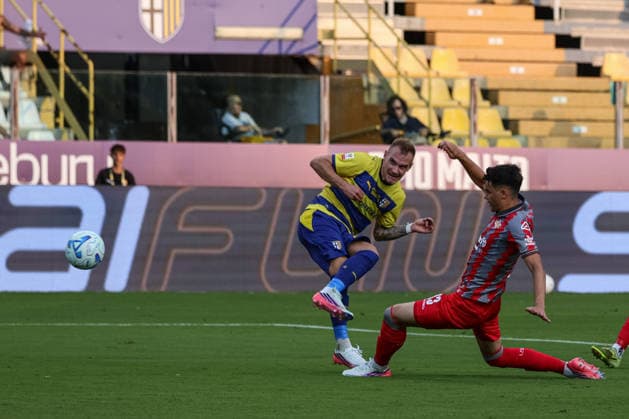 IPA88019460 - Parma s Matija Frigan kicks the ball during the Parma Calcio vs. US Cremonese Coppa Italia match in Parma, Italy, on September 1, 2026  Copyright: xLorenzoxCattani IPAxSportx xx 88019460