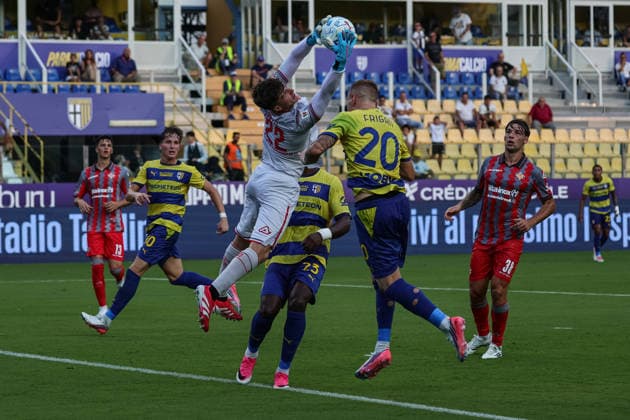 IPA88019471 - Cremonese s Federico Agazzi makes a save against Parma s Matija Frigan during the Coppa Italia match between Parma Calcio and US Cremonese in Parma, Italy, on September 1, 2026  Copyright: xLorenzoxCattani IPAxSportx xx 88019471