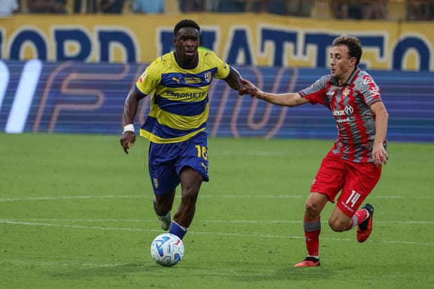 IPA88019476 - Parma s Mandela Keita in action against Cremonese s Tommaso Berti during the Parma Calcio vs. US Cremonese Italian Coppa Italia soccer match in Parma, Italy, on September 1, 2026  Copyright: xLorenzoxCattani IPAxSportx xx 88019476