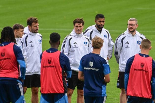 Max Bergmann Andreas Thum Trainer Merlin Polzin Richard Krohn Co - Trainer Eduard Riesen ( HSV ) spricht zur Mannschaft Deutschland , Hamburg , Volksparkstadion Trainingsgelände , Fussball , 1. Bundesliga , Training des Hamburger SV *** Max Bergmann, Andreas Thum (Head Coach), Merlin Polzin, Richard Krohn (Assistant Coach), Eduard Riesen; HSV addresses the team; Germany, Hamburg, Volksparkstadion Training Facility, soccer, Bundesliga 1, Hamburger SV training session