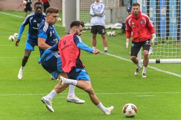 Nicolai Remberg Vieira Fabio ( HSV ) am Ball Deutschland , Hamburg , Volksparkstadion Trainingsgelände , Fussball , 1. Bundesliga , Training des Hamburger SV *** Nicolai Remberg Vieira Fabio HSV in Action Germany, Hamburg, Volksparkstadion Training Facility, Soccer, Bundesliga 1, Hamburger SV Training