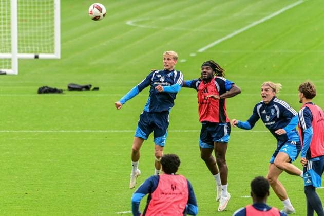 Albert Gronbaek Terem Moffi Sebastiaan Bornauw ( HSV ) am Ball Kopfball Deutschland , Hamburg , Volksparkstadion Trainingsgelände , Fussball , 1. Bundesliga , Training des Hamburger SV *** Albert Gronbaek, Terem Moffi, Sebastiaan Bornauw, HSV in Action, Header, Germany, Hamburg, Volksparkstadion Training Facility, Soccer, Bundesliga 1, Hamburger SV Training