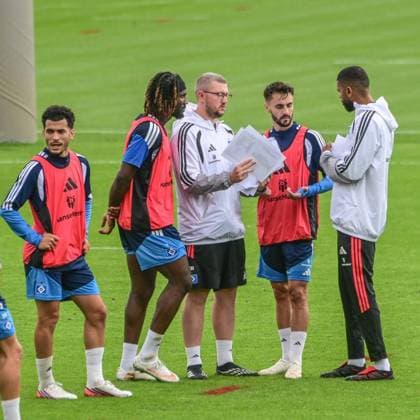 Zakaria El Ouahdi Terem Moffi Eduard Riesen Vieira Fabio Richard Krohn Co - Trainer ( HSV ) am Ball Seitfallzieher Deutschland , Hamburg , Volksparkstadion Trainingsgelände , Fussball , 1. Bundesliga , Training des Hamburger SV *** Zakaria El Ouahdi, Terem Moffi, Eduard Riesen, Vieira, Fabio Richard Krohn, Assistant Coach, HSV, on the ball, bicycle kick, Germany, Hamburg, Volksparkstadion, training grounds, soccer, Bundesliga 1, Hamburger SV training