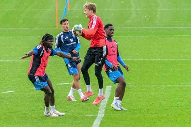 Terem Moffi Sander Tangvik Lokonga Albert Sambi ( HSV ) am Ball Seitfallzieher Deutschland , Hamburg , Volksparkstadion Trainingsgelände , Fussball , 1. Bundesliga , Training des Hamburger SV *** Terem, Moffi, Sander, Tangvik, Lokonga, Albert, Sambi, HSV, Bicycle Kick, Germany, Hamburg, Volksparkstadion, Training Facility, Soccer, Bundesliga 1, Hamburger SV Training