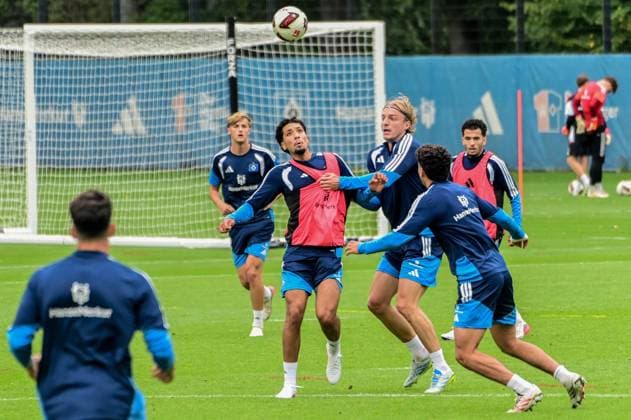 Bilal Nadir Sebastiaan Bornauw ( HSV ) am Ball Deutschland , Hamburg , Volksparkstadion Trainingsgelände , Fussball , 1. Bundesliga , Training des Hamburger SV *** Bilal Nadir Sebastiaan Bornauw, HSV in Action: Germany, Hamburg, Volksparkstadion Training Facility, Soccer, Bundesliga 1, Hamburger SV Training
