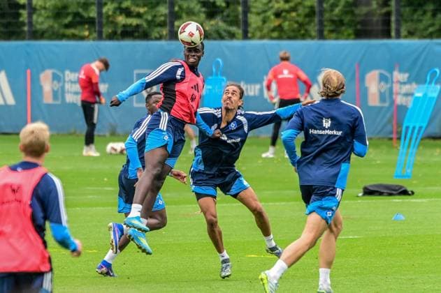 Lokonga Albert Sambi Yussuf Poulsen ( HSV ) am Ball Kopfball Deutschland , Hamburg , Volksparkstadion Trainingsgelände , Fussball , 1. Bundesliga , Training des Hamburger SV *** Lokonga, Albert, Sambi, Yussuf, Poulsen, HSV, on the ball, header, Germany, Hamburg, Volksparkstadion, training grounds, soccer, Bundesliga 1, Hamburger SV training session
