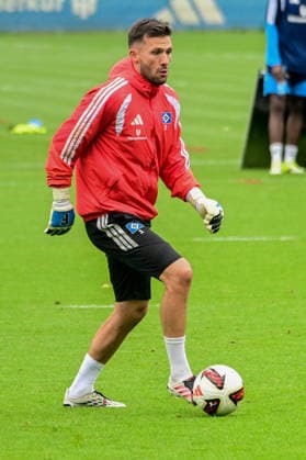 Heuer Fernandes Daniel ( HSV ) am Ball Deutschland , Hamburg , Volksparkstadion Trainingsgelände , Fussball , 1. Bundesliga , Training des Hamburger SV *** Daniel Heuer Fernandes, HSV: Germany, Hamburg, Volksparkstadion Training Facility, Soccer, Bundesliga 1, Hamburger SV Training