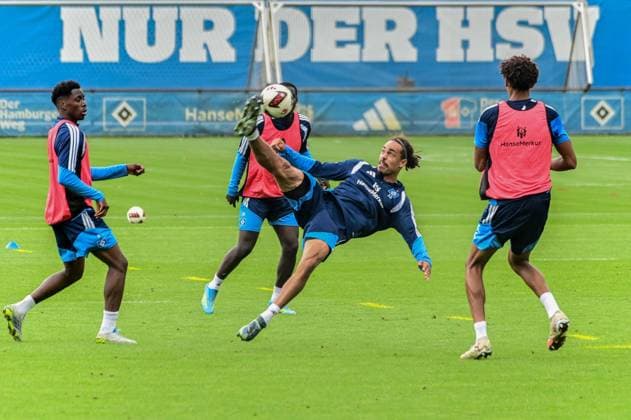 Lokonga Albert Sambi Yussuf Poulsen ( HSV ) am Ball Seitfallzieher Deutschland , Hamburg , Volksparkstadion Trainingsgelände , Fussball , 1. Bundesliga , Training des Hamburger SV *** Lokonga Albert Sambi Yussuf Poulsen HSV on the Ball: Scissor Kick Germany, Hamburg, Volksparkstadion Training Facility, Soccer, Bundesliga 1, Hamburger SV Training