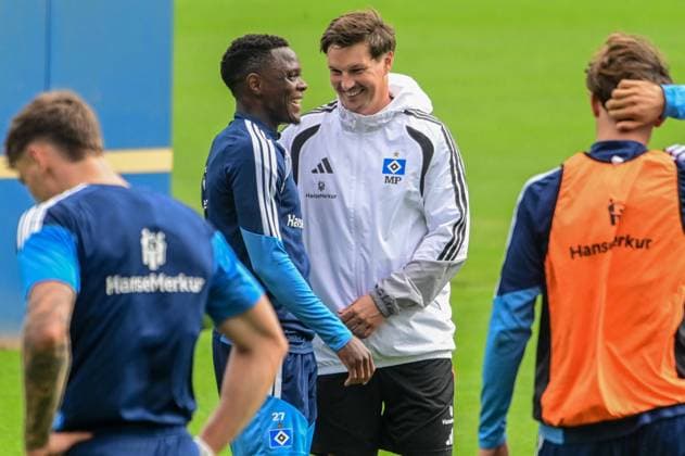 Patson Daka Trainer Merlin Polzin ( HSV ) lachen Deutschland , Hamburg , Volksparkstadion Trainingsgelände , Fussball , 1. Bundesliga , Training des Hamburger SV *** Patson Daka, Coach Merlin Polzin, HSV, Lachen, Germany, Hamburg, Volksparkstadion Training Facility, Soccer, Bundesliga 1, Hamburger SV Training