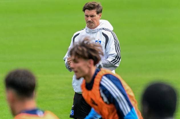 Trainer Merlin Polzin ( HSV ) macht sich Notizen Deutschland , Hamburg , Volksparkstadion Trainingsgelände , Fussball , 1. Bundesliga , Training des Hamburger SV *** Coach Merlin Polzin of HSV takes notes Germany, Hamburg, Volksparkstadion Training Facility, soccer, Bundesliga 1, Hamburger SV training session