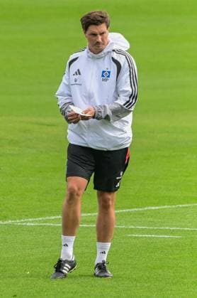 Trainer Merlin Polzin ( HSV ) macht sich Notizen Deutschland , Hamburg , Volksparkstadion Trainingsgelände , Fussball , 1. Bundesliga , Training des Hamburger SV *** Coach Merlin Polzin of HSV takes notes Germany, Hamburg, Volksparkstadion Training Facility, soccer, Bundesliga 1, Hamburger SV training session