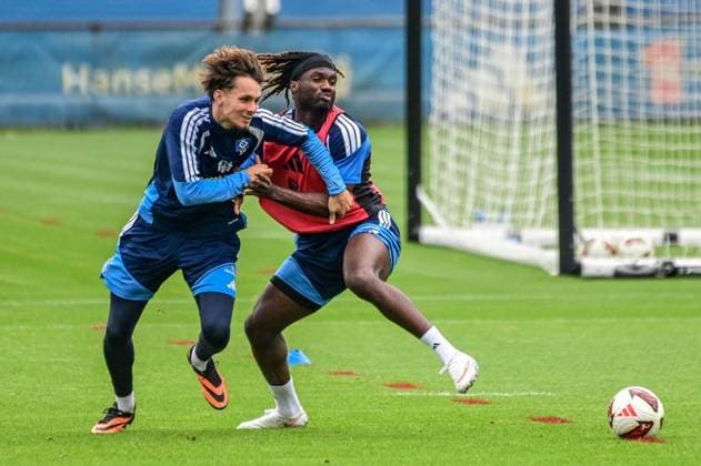 Otto Stange Terem Moffi ( HSV ) am Ball Deutschland , Hamburg , Volksparkstadion Trainingsgelände , Fussball , 1. Bundesliga , Training des Hamburger SV *** Otto Stange, Terem, Moffi, HSV, on the Ball, Germany, Hamburg, Volksparkstadion Training Facility, Soccer, Bundesliga 1, Hamburger SV Training