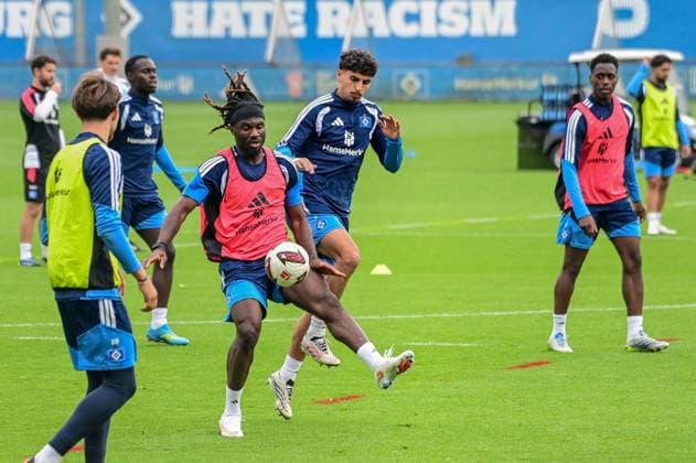 Terem Moffi Martin Adeline ( HSV ) am Ball Deutschland , Hamburg , Volksparkstadion Trainingsgelände , Fussball , 1. Bundesliga , Training des Hamburger SV *** Terem Moffi Martin Adeline HSV on the Ball Germany, Hamburg, Volksparkstadion Training Facility, Soccer, Bundesliga 1, Hamburger SV Training