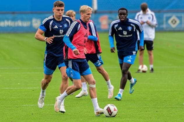 Nicolai Remberg Albert Gronbaek ( HSV ) am Ball Deutschland , Hamburg , Volksparkstadion Trainingsgelände , Fussball , 1. Bundesliga , Training des Hamburger SV *** Nicolai Remberg, Albert Gronbaek, HSV in Action, Germany, Hamburg, Volksparkstadion Training Facility, Soccer, Bundesliga 1, Hamburger SV Training
