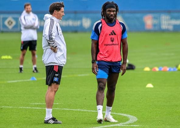 Trainer Merlin Polzin Terem Moffi ( HSV ) Deutschland , Hamburg , Volksparkstadion Trainingsgelände , Fussball , 1. Bundesliga , Training des Hamburger SV *** Coach Merlin Polzin, Terem Moffi, HSV, Germany, Hamburg, Volksparkstadion Training Facility, Soccer, Bundesliga 1, Hamburger SV Training