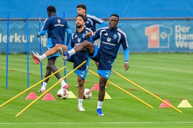 Pherai Immanuel Patson Daka ( HSV ) beim Aufwärmen Deutschland , Hamburg , Volksparkstadion Trainingsgelände , Fussball , 1. Bundesliga , Training des Hamburger SV *** Pherai Immanuel Patson Daka, HSV, warming up; Germany, Hamburg, Volksparkstadion Training Complex, soccer, Bundesliga 1, Hamburger SV training session
