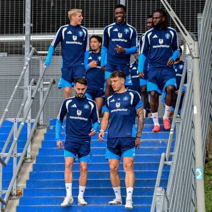 Albert Gronbaek Lokonga Albert Sambi Jordan Torunarigha Vieira Fabio Nicolai Remberg ( HSV ) auf dem Weg zum Training Deutschland , Hamburg , Volksparkstadion Trainingsgelände , Fussball , 1. Bundesliga , Training des Hamburger SV *** Albert Gronbaek Lokonga, Albert Sambi, Jordan Torunarigha Vieira, Fabio Nicolai Remberg; HSV on their way to practice; Germany, Hamburg, Volksparkstadion Training Facility; soccer; Bundesliga 1; Hamburger SV practice