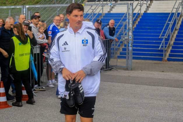 Trainer Merlin Polzin ( HSV ) auf dem Weg zum Training Deutschland , Hamburg , Volksparkstadion Trainingsgelände , Fussball , 1. Bundesliga , Training des Hamburger SV *** Coach Merlin Polzin of HSV on his way to practice; Germany, Hamburg, Volksparkstadion Training Facility, soccer, Bundesliga 1, Hamburger SV practice