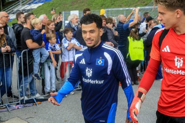 Zakaria El Ouahdi Sander Tangvik ( HSV ) auf dem Weg zum Training Deutschland , Hamburg , Volksparkstadion Trainingsgelände , Fussball , 1. Bundesliga , Training des Hamburger SV *** Zakaria El Ouahdi and Sander Tangvik of HSV on their way to practice; Germany, Hamburg, Volksparkstadion Training Facility, soccer, Bundesliga 1, Hamburger SV practice