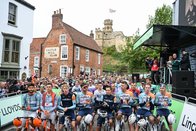2026 Lloyds Tour of Britain Men Picture by Zac Williams SWpix.com - 02 09 2026 - Cycling - UCI ProSeries - 2026 Lloyds Tour of Britain Men - Stage 1: Lincoln to Lincoln (182.5km) - The Peloton lineup to observe a moment of applause in memory of Finlay Tarling Cycling Copyright: x xSWpix.comx(t axPhotographyxHubxLtd)xZacxWilliams SWpix.comx SWP-3030-21748