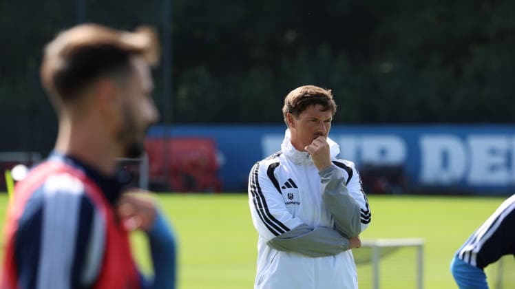 02.09.2026, xrekx, Fussball 1.Bundesliga, Hamburger SV - Training v.l. Merlin Polzin Trainer (Hamburger SV) Hamburg *** September 2, 2026, xrekx, Soccer, Bundesliga 1, Hamburger SV Training v l Merlin Polzin, Coach, Hamburger SV, Hamburg