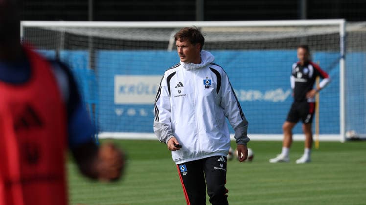02.09.2026, xrekx, Fussball 1.Bundesliga, Hamburger SV - Training v.l. Merlin Polzin Trainer (Hamburger SV) Hamburg *** September 2, 2026, xrekx, Soccer, Bundesliga 1, Hamburger SV Practice, from left: Merlin Polzin, Coach, Hamburger SV, Hamburg