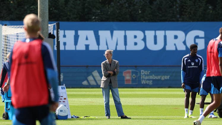 02.09.2026, xrekx, Fussball 1.Bundesliga, Hamburger SV - Training v.l. Kathleen Krüger Krueger Vorstand (Hamburger SV) Hamburg *** September 2, 2026, xrekx, Soccer, Bundesliga 1, Hamburger SV Training, Photo by Kathleen Krüger Krueger, Director of Sports, Hamburger SV, Hamburg