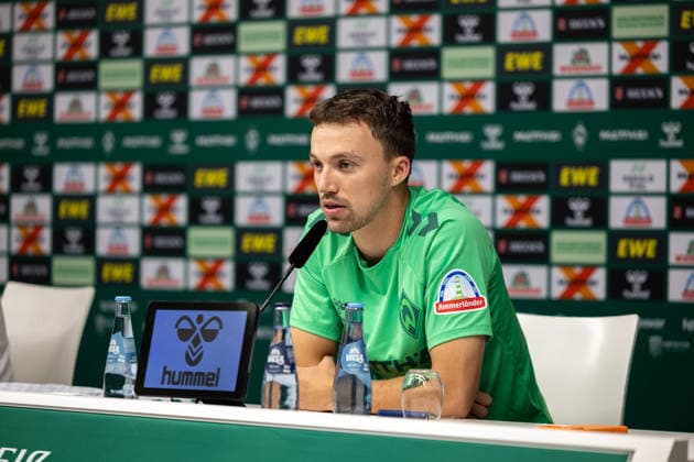 02.09.2026, GER, Fußball, Herren, 1. Bundesliga, Saison 2026 2027, Spielervorstellung, SV Werder Bremen Youri Regeer ( Werder Bremen, 44 ) wird im Rahmen einer Pressekonferenz vorgestellt, Bremen Weserstadion Bremen Deutschland *** September 2, 2026, GER, Soccer, Men s, 1. Bundesliga, 2026–2027 Season, Player Introduction, SV Werder Bremen: Youri Regeer, age 44, is introduced at a press conference at the Weserstadion in Bremen, Germany Copyright: xNordphoto Maasx