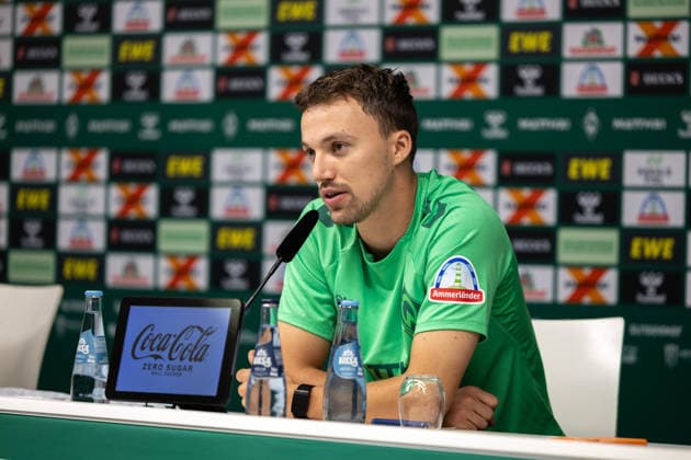 02.09.2026, GER, Fußball, Herren, 1. Bundesliga, Saison 2026 2027, Spielervorstellung, SV Werder Bremen Youri Regeer ( Werder Bremen, 44 ) wird im Rahmen einer Pressekonferenz vorgestellt, Bremen Weserstadion Bremen Deutschland *** September 2, 2026, GER, Soccer, Men s, 1. Bundesliga, 2026–2027 Season, Player Introduction, SV Werder Bremen: Youri Regeer, age 44, is introduced at a press conference at the Weserstadion in Bremen, Germany Copyright: xNordphoto Maasx