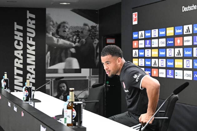 02.09.2026, xsltx, Fussball 1.Bundesliga, Eintracht Frankfurt - Pressekonferenz Noah Atubolu v.l. Noah Atubolu (TW Eintracht Frankfurt) *** September 2, 2026, xsltx, Soccer, Bundesliga 1, Eintracht Frankfurt Press Conference: Noah Atubolu (left) Noah Atubolu, Goalkeeper for Eintracht Frankfurt