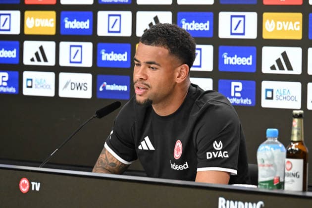 02.09.2026, xsltx, Fussball 1.Bundesliga, Eintracht Frankfurt - Pressekonferenz Noah Atubolu v.l.Noah Atubolu (TW Eintracht Frankfurt) *** September 2, 2026, xsltx, Soccer, Bundesliga 1, Eintracht Frankfurt Press Conference: Noah Atubolu (left) Noah Atubolu, Goalkeeper for Eintracht Frankfurt