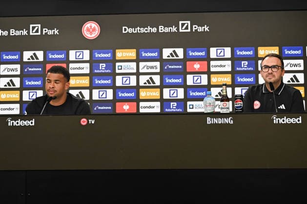 02.09.2026, xsltx, Fussball 1.Bundesliga, Eintracht Frankfurt - Pressekonferenz Noah Atubolu v.l. Noah Atubolu (TW Eintracht Frankfurt), Bartosz Niedzwiedzki (Pressesprecher der Eintracht Frankfurt Fußball AG) *** September 2, 2026, xsltx, Soccer, Bundesliga 1, Eintracht Frankfurt Press Conference: Noah Atubolu (left) Noah Atubolu, Goalkeeper for Eintracht Frankfurt; Bartosz Niedzwiedzki, Sports Press Officer for Eintracht Frankfurt Fußball AG