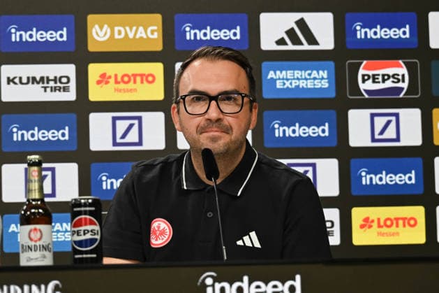 02.09.2026, xsltx, Fussball 1.Bundesliga, Eintracht Frankfurt - Pressekonferenz Noah Atubolu v.l. Bartosz Niedzwiedzki (Pressesprecher der Eintracht Frankfurt Fußball AG) *** September 2, 2026, xsltx, Soccer, Bundesliga 1, Eintracht Frankfurt Press Conference: Noah Atubolu and Bartosz Niedzwiedzki, Sports Press Officer for Eintracht Frankfurt Fußball AG
