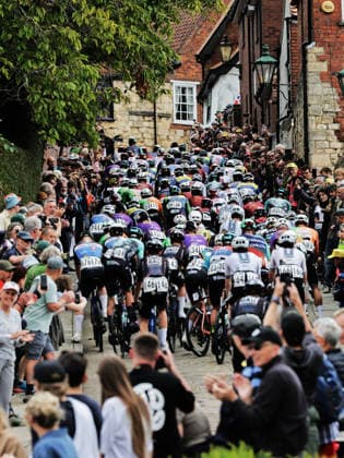 2026 Lloyds Tour of Britain Men Picture by Alex Whitehead SWpix.com - 02 09 2026 - Cycling - UCI ProSeries - 2026 Lloyds Tour of Britain Men - Stage 1: Lincoln to Lincoln (182.5km) - The Peloton as they climb the cobbles in Lincoln Copyright: x xSWpix.comx(t axPhotographyxHubxLtd)xAlexxWhitehead SWpix.comx SWP-3030-21803