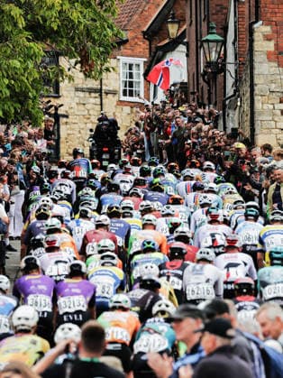 2026 Lloyds Tour of Britain Men Picture by Alex Whitehead SWpix.com - 02 09 2026 - Cycling - UCI ProSeries - 2026 Lloyds Tour of Britain Men - Stage 1: Lincoln to Lincoln (182.5km) - The Peloton as they climb the cobbles in Lincoln Copyright: x xSWpix.comx(t axPhotographyxHubxLtd)xAlexxWhitehead SWpix.comx SWP-3030-21805
