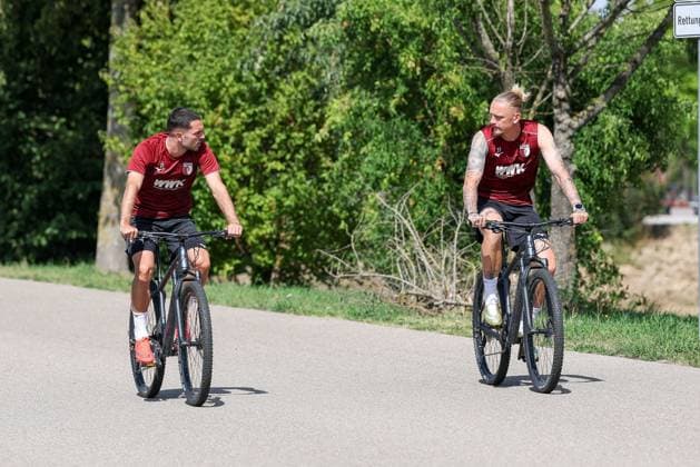 l-r: Arijon Ibrahimovic 21 (FC Augsburg) und Marius Wolf 27 (FC Augsburg) kommen mit dem Fahrrad zum Training, Training FC Augsburg, Fussball, 1. Bundesliga, Saison 2026 27, 02.09.2026 Augsburg Bayern Deutschland *** l r Arijon Ibrahimovic, 21, of FC Augsburg, and Marius Wolf, 27, of FC Augsburg, ride their bikes to practice; FC Augsburg practice; soccer; Bundesliga 1; 2026–27 season; February 9, 2026; Augsburg, Bavaria, Germany Copyright: xkolbert-press ChristianxKolbertx