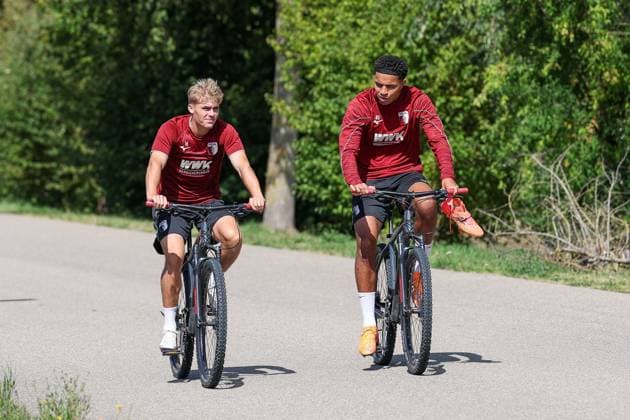 l-r: Hennes Behrens 16 FC Augsbburg), Noahkai Banks 40 (FC Augsburg) kommen mit dem Fahrrad zum Training, Training FC Augsburg, Fussball, 1. Bundesliga, Saison 2026 27, 02.09.2026 Augsburg Bayern Deutschland *** l r Hennes Behrens 16, FC Augsburg; Noahkai Banks 40, FC Augsburg ride their bikes to practice; FC Augsburg practice; soccer; Bundesliga 1; 2026–27 season; February 9, 2026; Augsburg, Bavaria, Germany Copyright: xkolbert-press ChristianxKolbertx