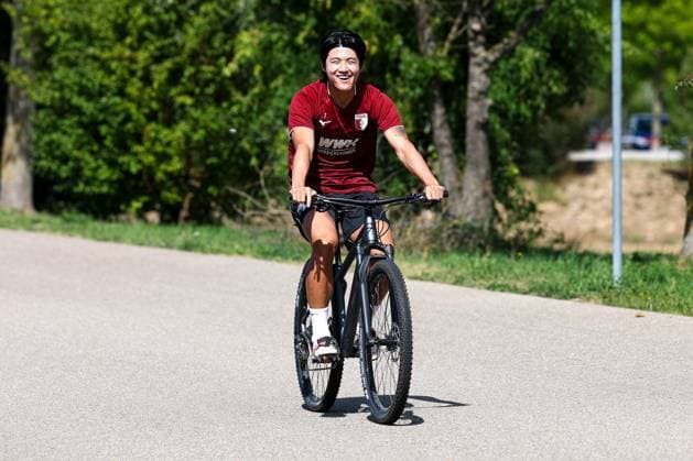 Young-woo Seol 7 (FC Augsburg) kommt mit dem Fahrrad zum Training, Training FC Augsburg, Fussball, 1. Bundesliga, Saison 2026 27, 02.09.2026 Augsburg Bayern Deutschland *** Young Woo Seol, FC Augsburg, rides his bike to practice; FC Augsburg practice; soccer; Bundesliga 1; 2026–27 season; February 9, 2026; Augsburg, Bavaria, Germany Copyright: xkolbert-press ChristianxKolbertx