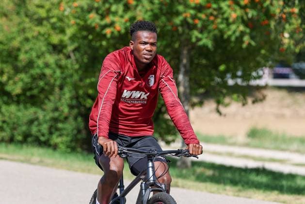Juma Bah 35 (FC Augsburg) kommt mit dem Fahrrad zum Training, Training FC Augsburg, Fussball, 1. Bundesliga, Saison 2026 27, 02.09.2026 Augsburg Bayern Deutschland *** Juma Bah, 35, FC Augsburg rides his bike to practice; FC Augsburg practice; soccer; Bundesliga 1; 2026–27 season; February 9, 2026; Augsburg, Bavaria, Germany Copyright: xkolbert-press ChristianxKolbertx
