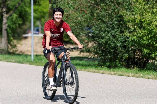Young-woo Seol 7 (FC Augsburg) kommt mit dem Fahrrad zum Training, Training FC Augsburg, Fussball, 1. Bundesliga, Saison 2026 27, 02.09.2026 Augsburg Bayern Deutschland *** Young Woo Seol 7 FC Augsburg rides his bike to practice, FC Augsburg practice, soccer, Bundesliga 1, 2026–27 season, February 9, 2026, Augsburg, Bavaria, Germany Copyright: xkolbert-press ChristianxKolbertx