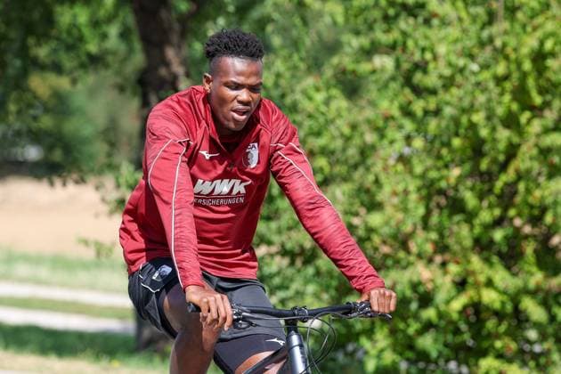 Juma Bah 35 (FC Augsburg) kommt mit dem Fahrrad zum Training, Training FC Augsburg, Fussball, 1. Bundesliga, Saison 2026 27, 02.09.2026 Augsburg Bayern Deutschland *** Juma Bah, 35, FC Augsburg rides his bike to practice; FC Augsburg practice; soccer; Bundesliga 1; 2026–27 season; February 9, 2026; Augsburg, Bavaria, Germany Copyright: xkolbert-press ChristianxKolbertx