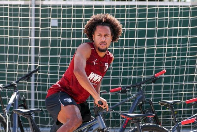Han-Noah Massengo 4 (FC Augsburg) kommt mit dem Fahrrad zum Training, Training FC Augsburg, Fussball, 1. Bundesliga, Saison 2026 27, 02.09.2026 Augsburg Bayern Deutschland *** Han Noah Massengo 4 FC Augsburg rides his bike to practice, FC Augsburg practice, soccer, Bundesliga 1, 2026–27 season, February 9, 2026, Augsburg, Bavaria, Germany Copyright: xkolbert-press ChristianxKolbertx