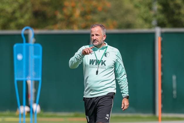 Chef-Trainer Manuel Baum (FC Augsburg) auf dem Trainingsplatz, Training FC Augsburg, Fussball, 1. Bundesliga, Saison 2026 27, 02.09.2026 Augsburg Bayern Deutschland *** Head Coach Manuel Baum of FC Augsburg on the practice field, FC Augsburg practice, soccer, Bundesliga 1, 2026–27 season, February 9, 2026, Augsburg, Bavaria, Germany Copyright: xkolbert-press ChristianxKolbertx