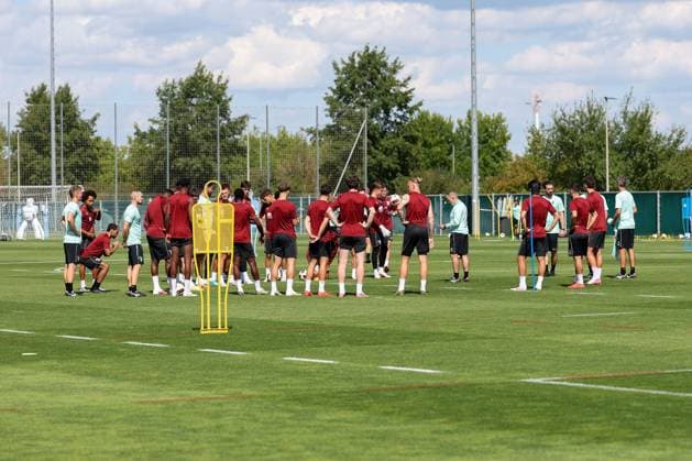 die Mannschaft steht um Chef-Trainer Manuel Baum (FC Augsburg) im Kreis, Training FC Augsburg, Fussball, 1. Bundesliga, Saison 2026 27, 02.09.2026 Augsburg Bayern Deutschland *** The team stands in a circle around head coach Manuel Baum, FC Augsburg, FC Augsburg training, soccer, Bundesliga 1, 2026–27 season, February 9, 2026, Augsburg, Bavaria, Germany Copyright: xkolbert-press ChristianxKolbertx